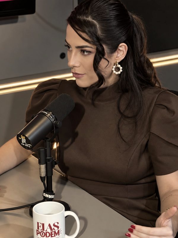 Kath Zaparoli falando num estúdio de podcast